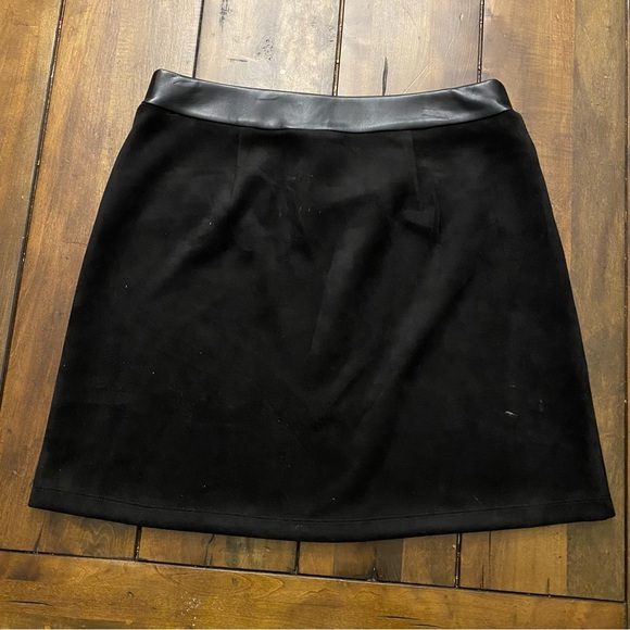 NWT Marc New York Women’s Elegant Small Suede Black Mini Skirt with Gold Accents - Picture 2 of 6